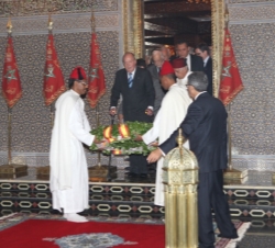 Don Juan Carlos accede al interior del Mausoleo de Mohamed V